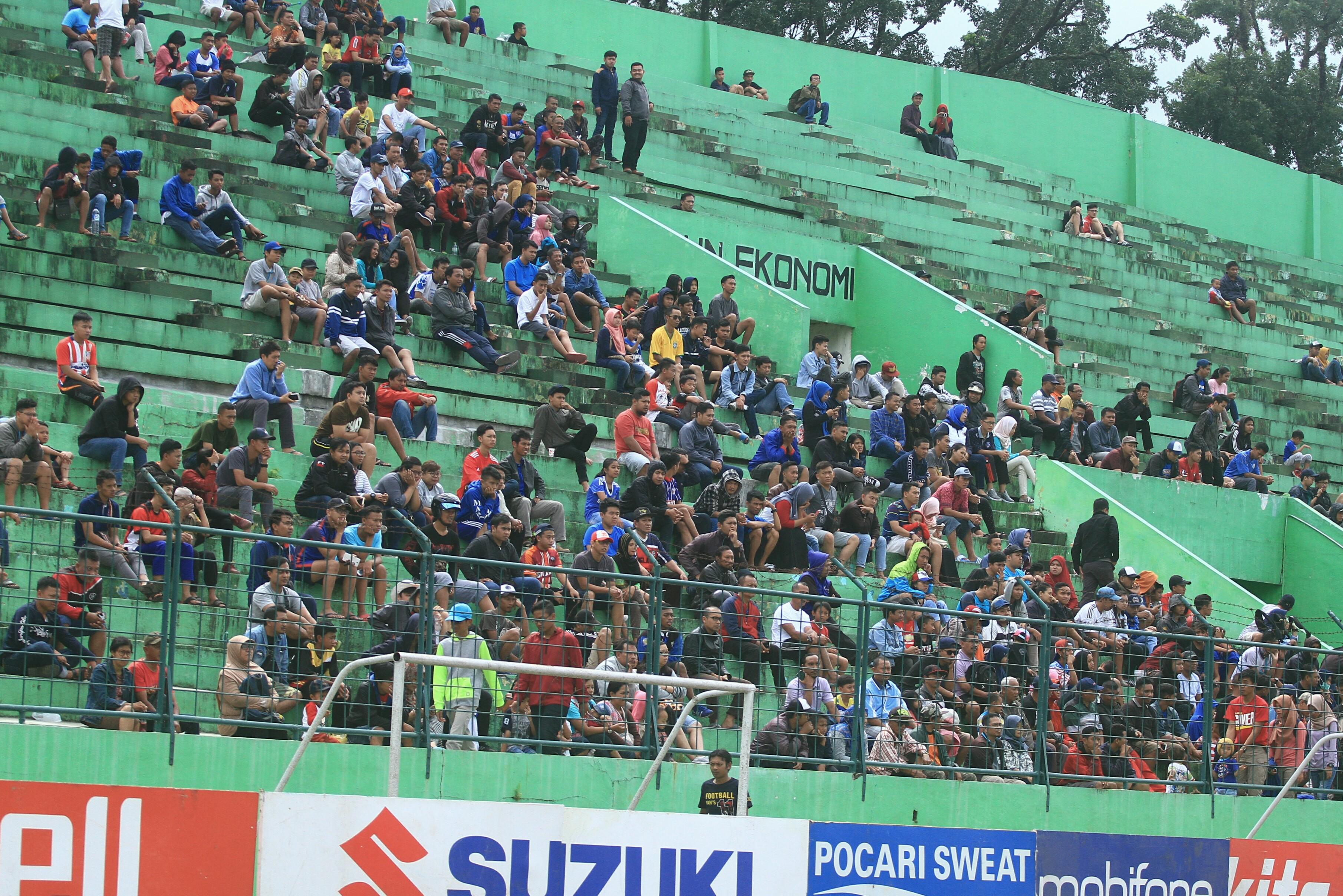 Aremania yang menyaksikan langsung latihan Arema di Stadion Gajayana Copyright: INDOSPORT