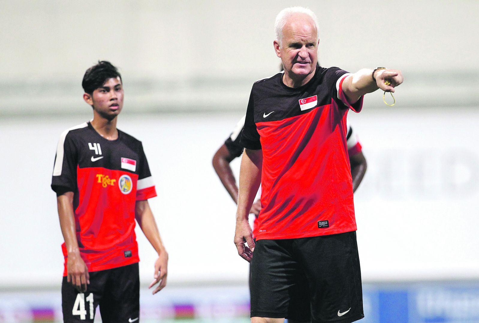 Mantan Pelatih Timnas Singapura Bernd Stange. Copyright: Fourth Official