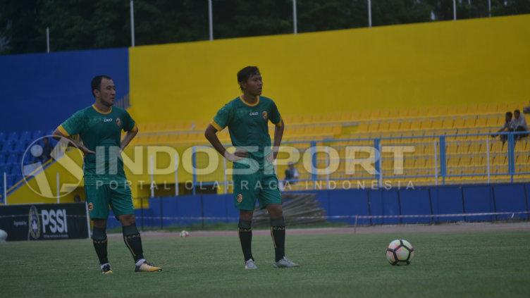 Adam Alis bersiap mengambil tendangan bebas. Copyright: INDOSPORT/M.Effendi