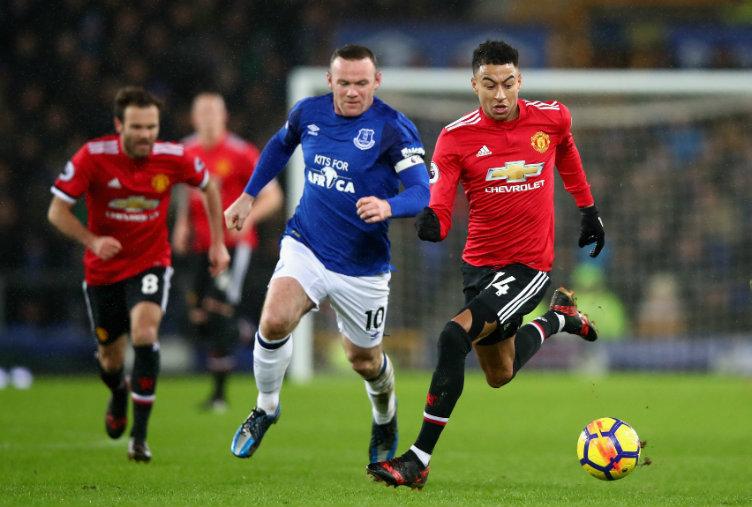 Rooney berebut bola dengan Lingard. Copyright: Getty Images