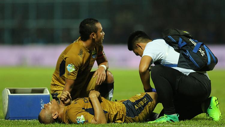 Tantan saat mengalami perawatan dari fisioterapis Persib. Copyright: Istimewa