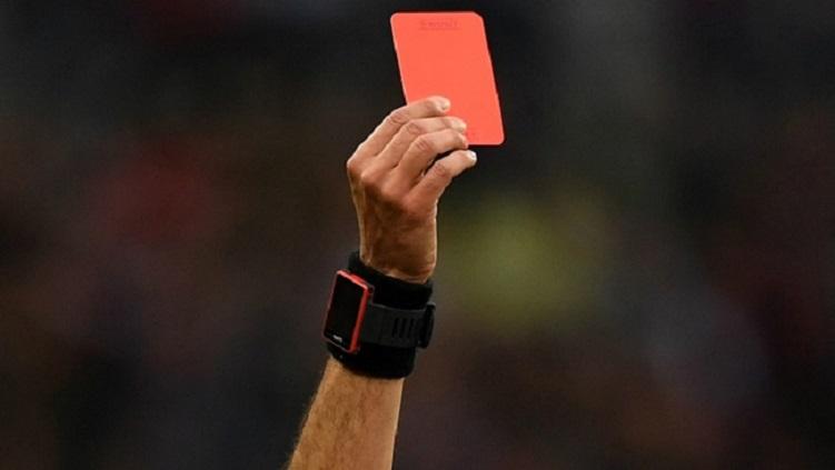 Ilustrasi wasit berikan kartu merah.