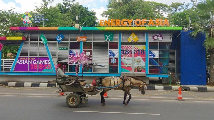 Halte Transjakarta Balai Kota dihiasi pernak-pernik bertema Asian Games 2018. Copyright: Tempo