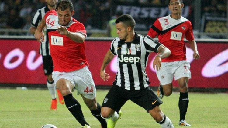 Indosport - Reinaldo Lobo (kiri) saat berhadapan dengan Sebastian Giovinco (kanan).