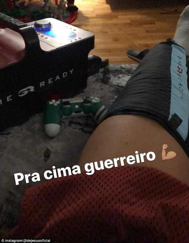 Gabriel Jesus mengenakan sabuk berteknologi tinggi. Copyright: Instagram