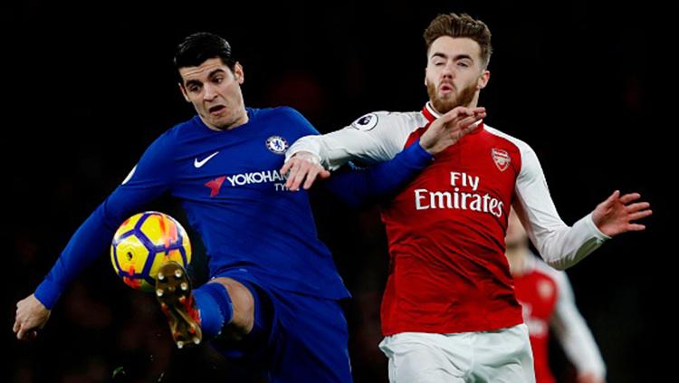 Alvaro Morata (kiri) sedang berebut bola dengan pemain Arsenal Calum Chambers. Copyright: INDOSPORT