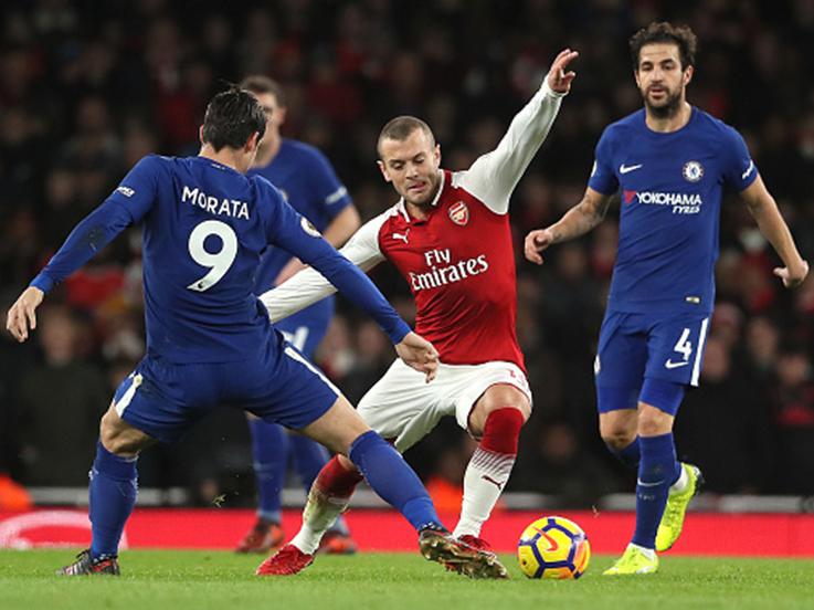 Jack Wilshere berusaha mengamankan bola dari Alvaro Morata. Copyright: INDOSPORT