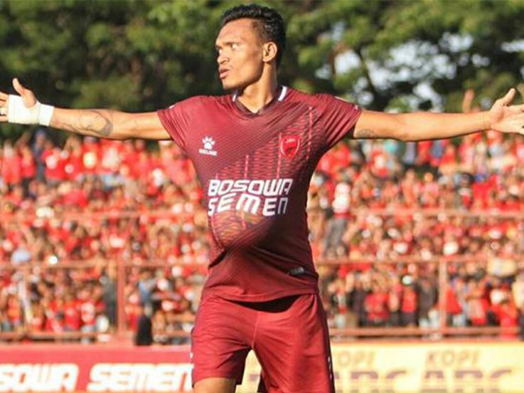 Ferdinand Sinaga cetak dua gol untuk bantu PSM Makassar beli pejaran kepada PS TNI. Copyright: PT LIB
