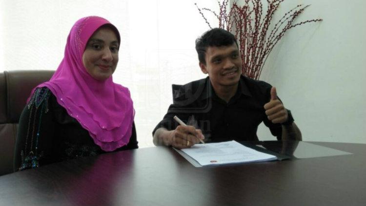 Ferdinand Sinaga saat diperkenalkan Kelantan FA. Copyright: Utusan