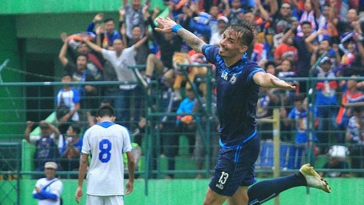 Aksi selebrasi Rodrigo Santos. Copyright: Twitter@we_aremania