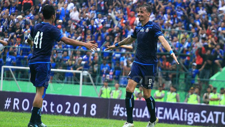 selebrasi gol perdana Rodrigo Ost untuk Arema FC.
