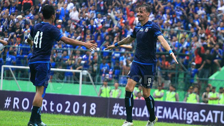 selebrasi gol perdana Rodrigo Ost untuk Arema FC. Copyright: Ian Setiawan/INDOSPORT