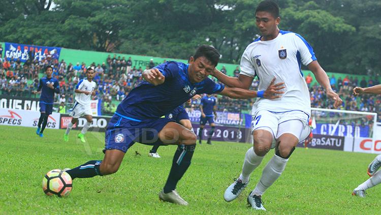 Syaiful Indra Cahya berupaya melewati hadangan Komarudin. Copyright: Ian Setiawan/INDOSPORT