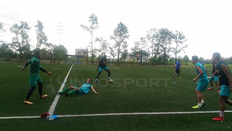 Situasi latihan perdana Bhayangkara FC di Sawangan, Depak. Copyright: Zainal Hasan/INDOSPORT