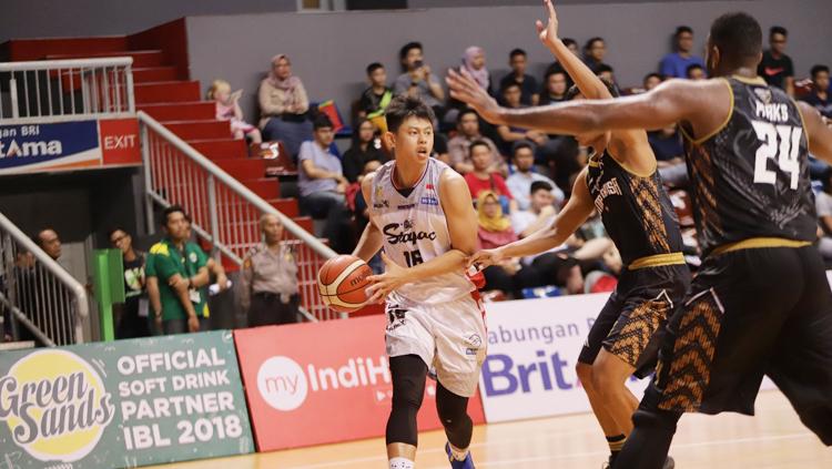 Pemain Aspac Jakarta (kiri) dikawal ketat pemain lawan, NSH Jakarta.