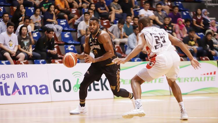 Pemain NSH Jakarta berusaha melewati pemain Aspac Jakarta.