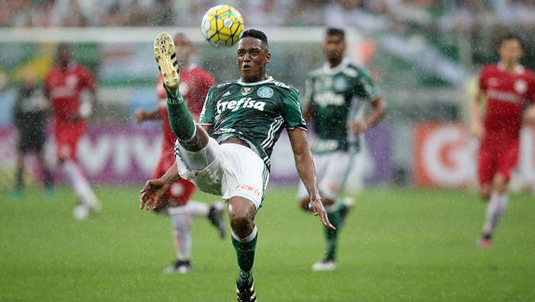 Yerry Mina mencoba menendang bola.