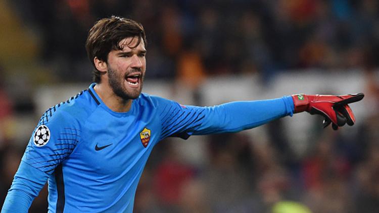 Alisson Becker saat mengawal gawang AS Roma