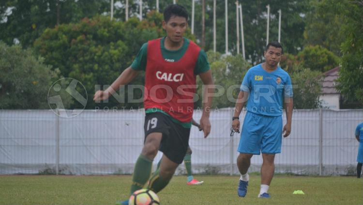 Manda Cingi di sesi latihan Sriwijaya FC
