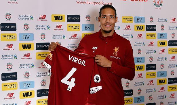 Virgil Van Dijk saat diperkenalkan oleh Liverpool. Copyright: Getty Images