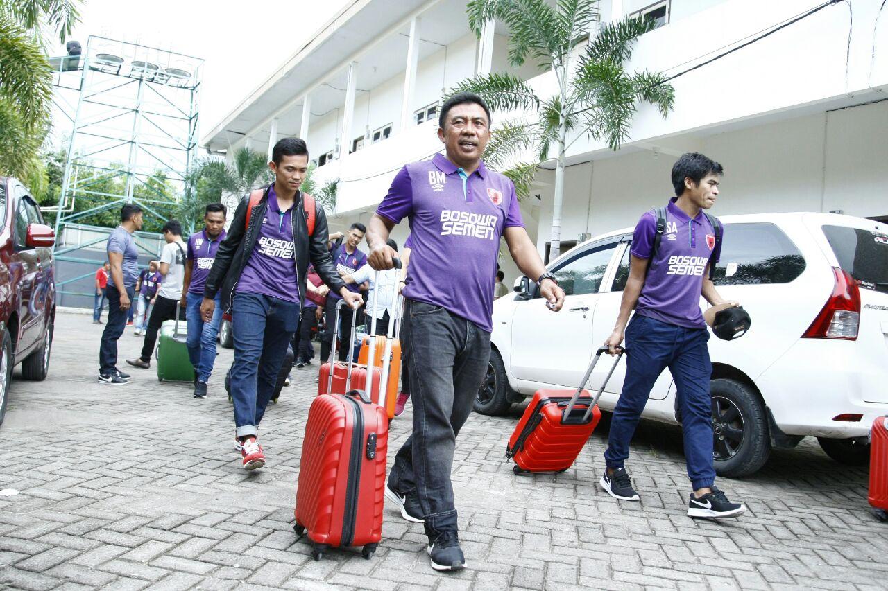 Polo Shirt Umbro baru PSM Makassar Copyright: INDOPSORT