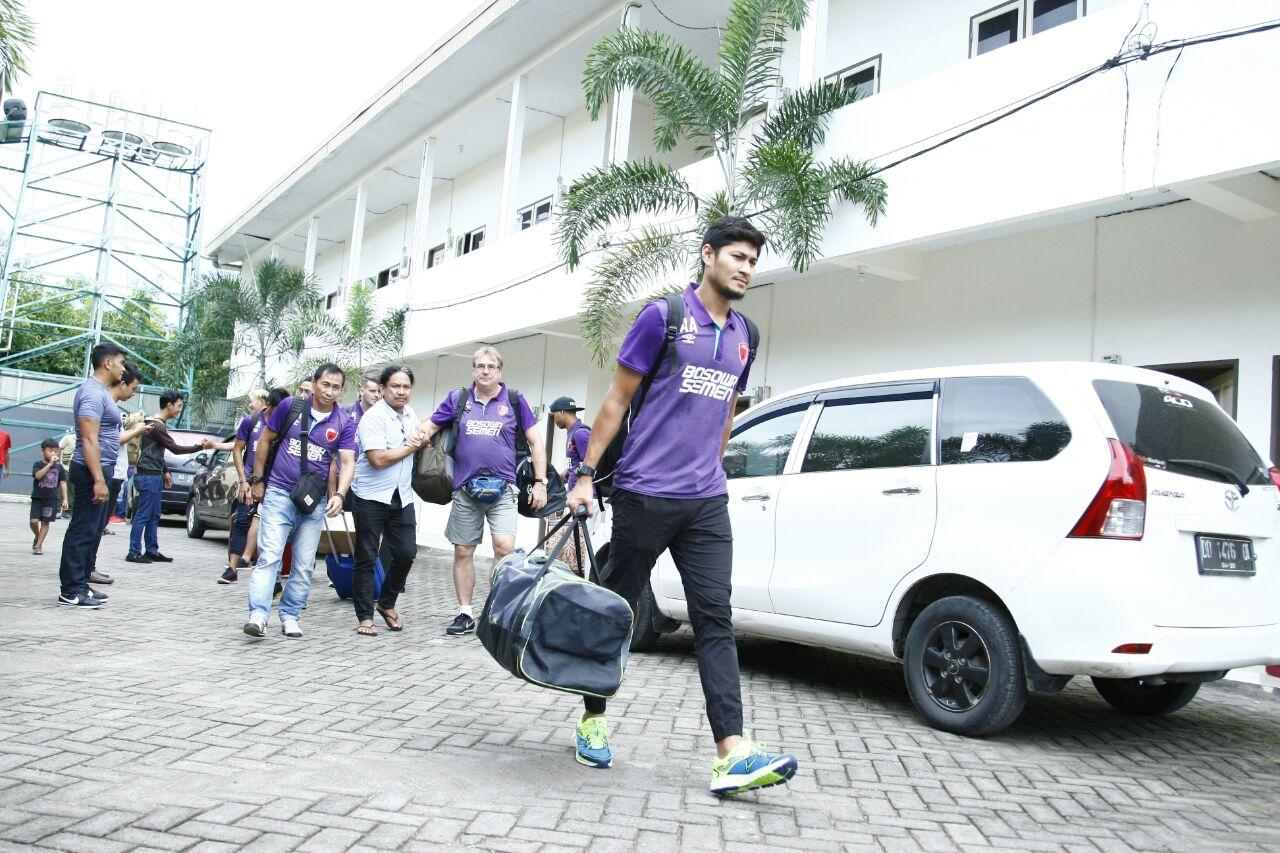 Polo Shirt Umbro baru PSM Makassar Copyright: INDOPSORT