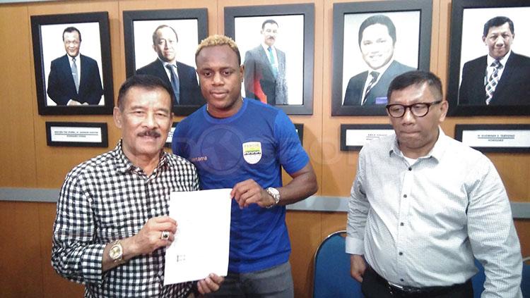Victor Igbonefo resmi dikontrak Persib Bandung. Copyright: Indosport/Gita Agiet