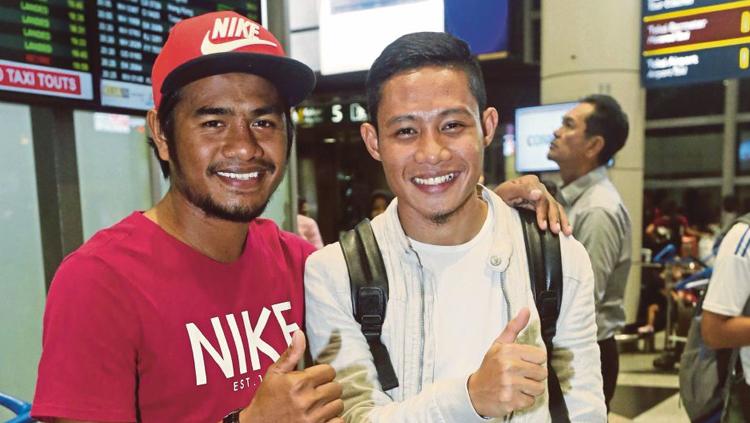 Ilham Udin Armaiyn (kiri) dan Evan Dimas (kanan) tiba di Lapangan Terbang Antarabangsa Kuala Lumpur. Copyright: bharian/Mohd Fadli Hamzah