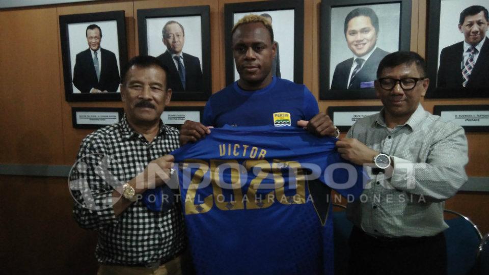 Vigtor Igbonefo diberi kontrak panjang oleh Persib Bandung. Copyright: INDOSPORT/Gita Agiet