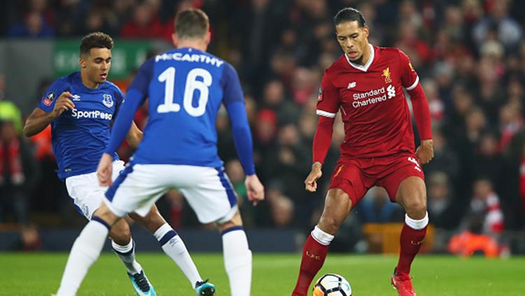 Virgil van Dijk (kanan) ditengah himpitan pemain Everton. Copyright: INDOSPORT