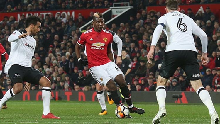 Paul Pogba berusaha untuk keluar dari hadangan para pemain Derby County Copyright: INDOSPORT