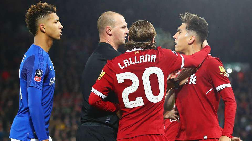Firmino yang marah tengah dilerai oleh wasit. - INDOSPORT