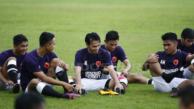 Penggawa PSM Makassar duduk santai sambil berbincang.