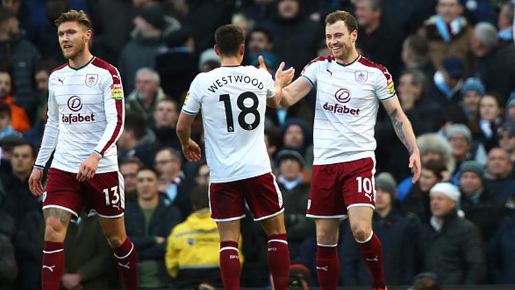 Ashley Barnes (kanan) berhasil mencetak gol ke gawang Manchester City Copyright: INDOSPORT