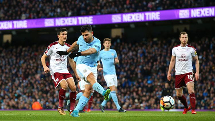 Sergio Agüero menendang sepakan pinalty. Copyright: INDOSPORT