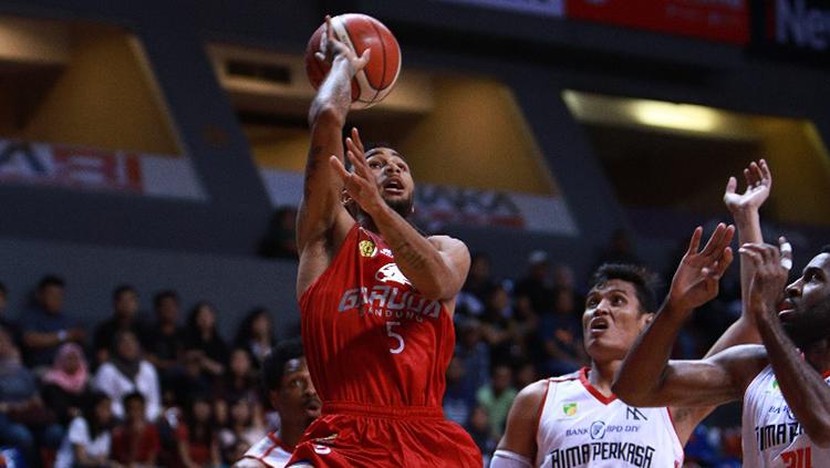 Gary Jacobs mencoba memasikan bola ke dalam ring. Copyright: Media IBL