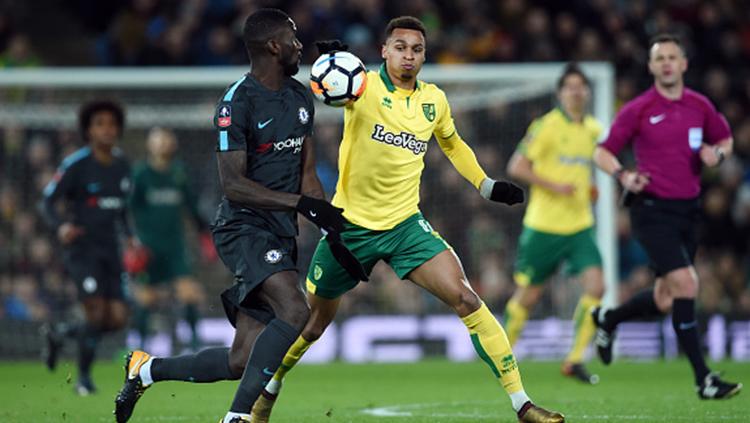 Antonio Rudiger (kiri) berebut bola dengan pemain Norwich City Copyright: Getty Images