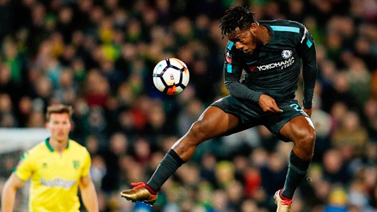 Michy Batshuayi menyundul bola. Copyright: INDOSPORT