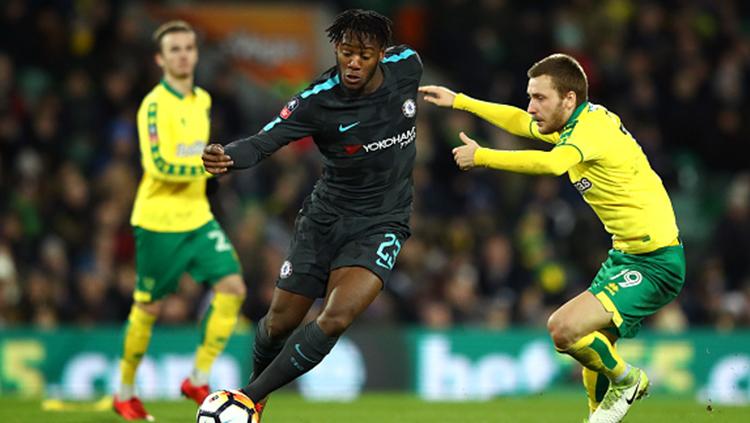 Michy Batshuayi (kiri) mencoba melewati pemain Norwich City. Copyright: INDSOPRT