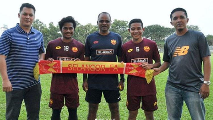 Evan Dimas dan Ilham Udim bersama pelatih Malaysia, P Maniam (tengah) Copyright: instagram@faselangormy