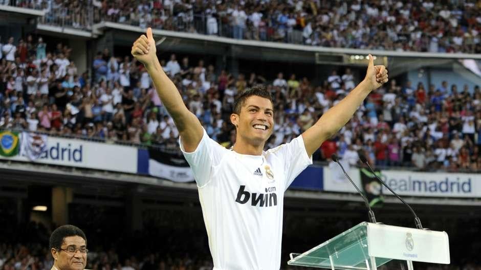 Cristiano Ronaldo saat diperkenalkan di Stadion Santiago Bernabeu pada 2009 silam. Copyright: Internet