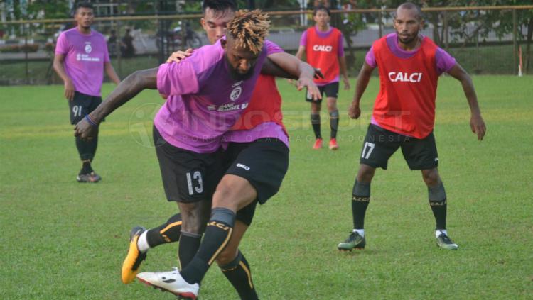 Yanto Basna saat berlatih bersama Sriwijaya FC Copyright: Muhammad Effendi/INDOSPORT