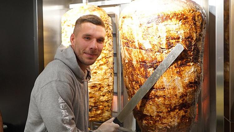 Lukas Podolski membuka usaha kebab.