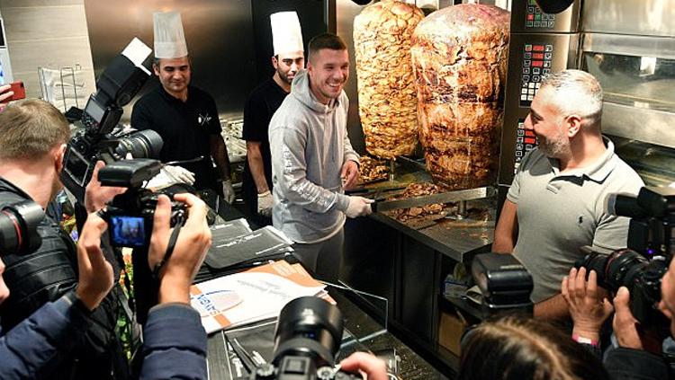 Lukas Podolski membuka usaha kebab. Copyright: Getty Images