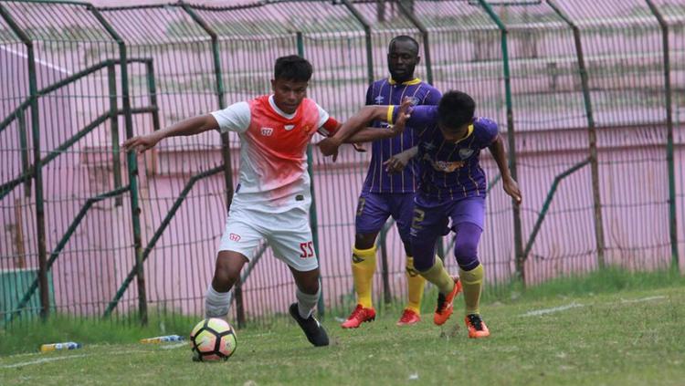 Kedua Pemian UiTM FC berusaha menggalkan aksi pemain PS TNI. Copyright: Media PS TNI