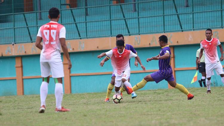 Pemain PS TNI mendapat perlawanan dari pemain UiTM FC. Copyright: Media PS TNI