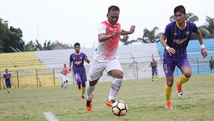 Wawan Febrianto (kiri) berusaha akan mengeksekusi bola. - INDOSPORT