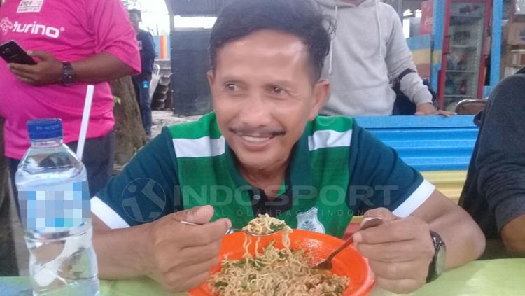 Djajang Nurdjaman nikmati mie instant. Copyright: Kesuma Ramadhan/INDOSPORT