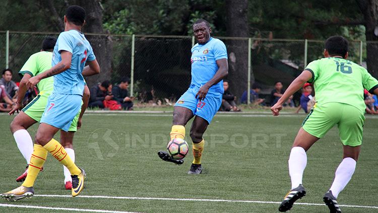 Herman Dzumafo Epandi mengontrol bola saat melawan PSAD. Copyright: Zainal Hasan/INDOSPORT