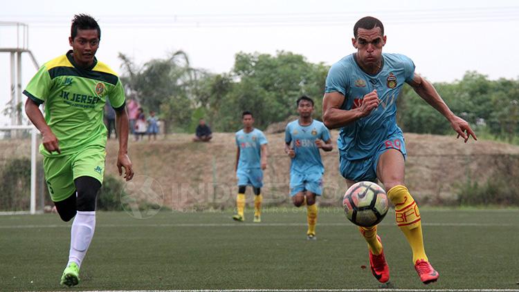 Pemain asing Bhayangkara FC (kanan) tampak lari kencang untuk mendapatkan bola. Copyright: Zainal Hasan/INDOSPORT